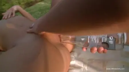रूसी डिब्बे शहर के बाहरी इलाके में एक चूत में एक बोतल के साथ एक दूसरे को बकवास करते हैं