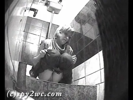 एक नाइट क्लब शूट के शौचालय में एक छिपा हुआ कैमरा जैसे महिलाओं को छेद दिया जाता है
